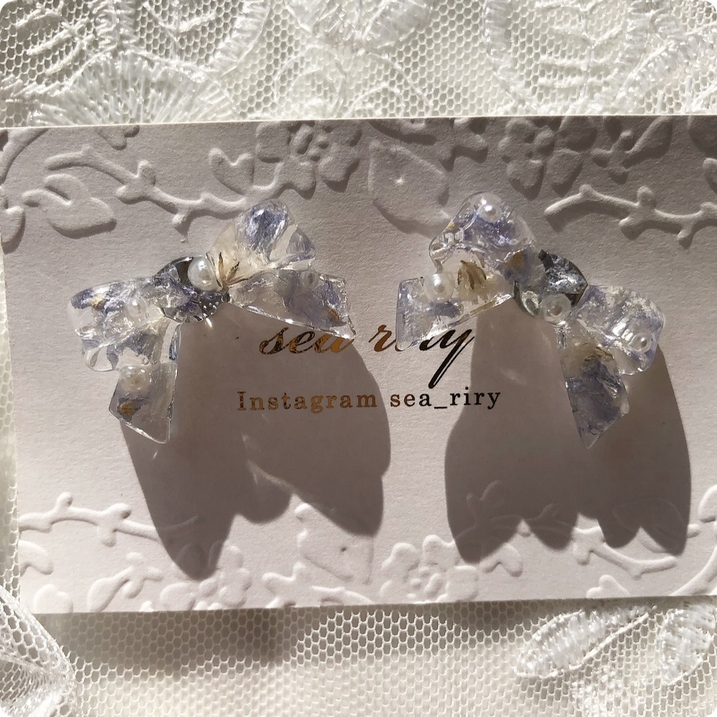 no.16 ドライフラワーのリボンピアス デルフィニウム かすみ草 ribbon アイスブルー レジンピアス ハンドメイドピアス
