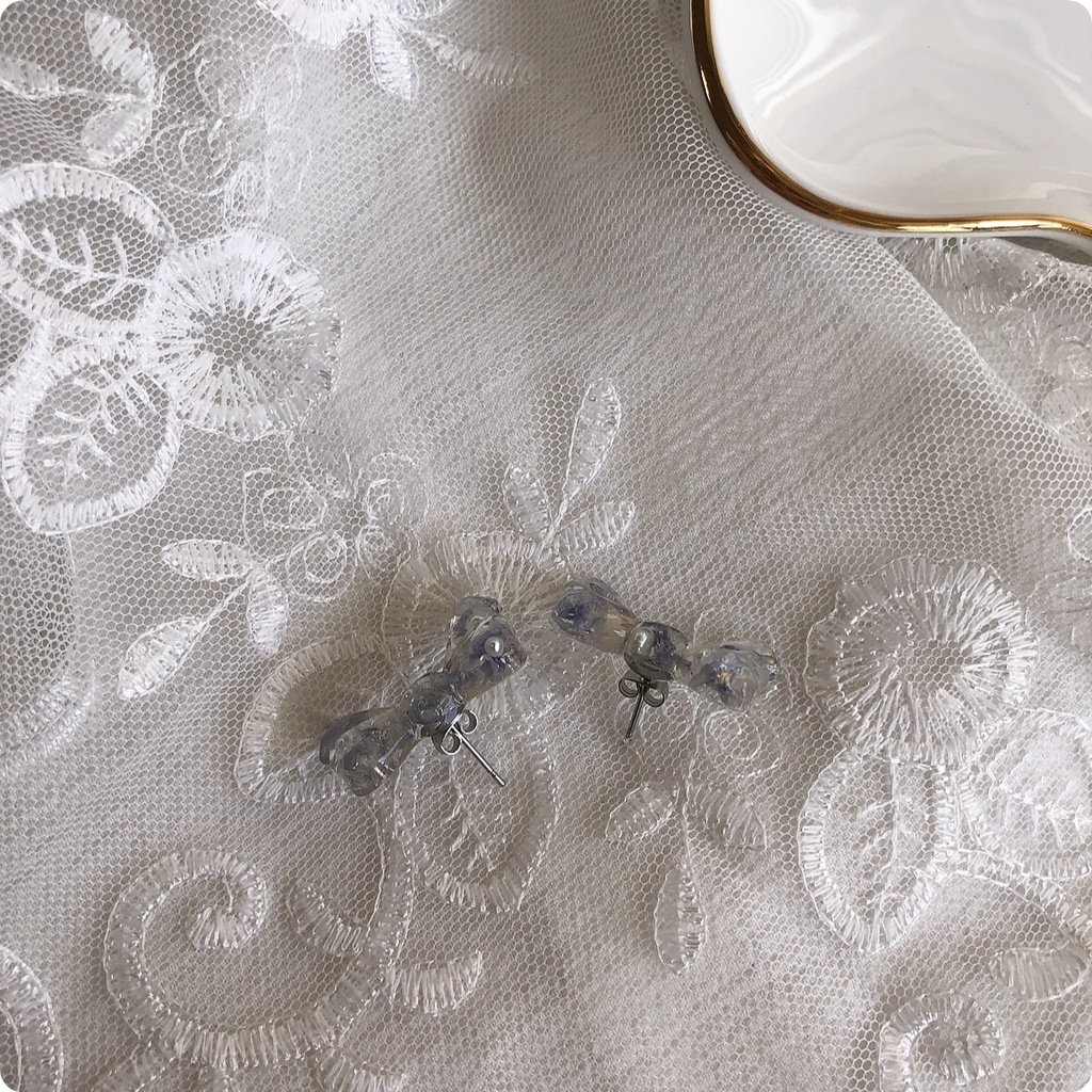 no.16 ドライフラワーのリボンピアス デルフィニウム かすみ草 ribbon アイスブルー レジンピアス ハンドメイドピアス