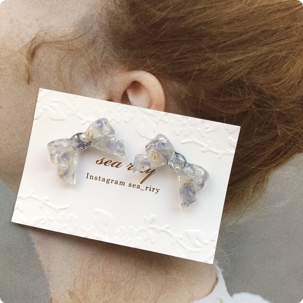 no.16 ドライフラワーのリボンピアス デルフィニウム かすみ草 ribbon アイスブルー レジンピアス ハンドメイドピアス
