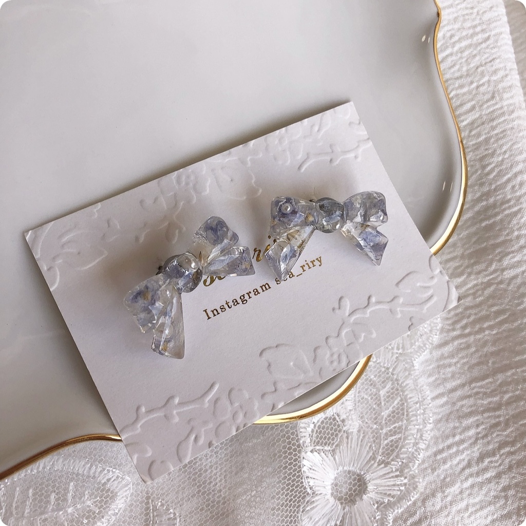 no.16 ドライフラワーのリボンピアス デルフィニウム かすみ草 ribbon アイスブルー レジンピアス ハンドメイドピアス