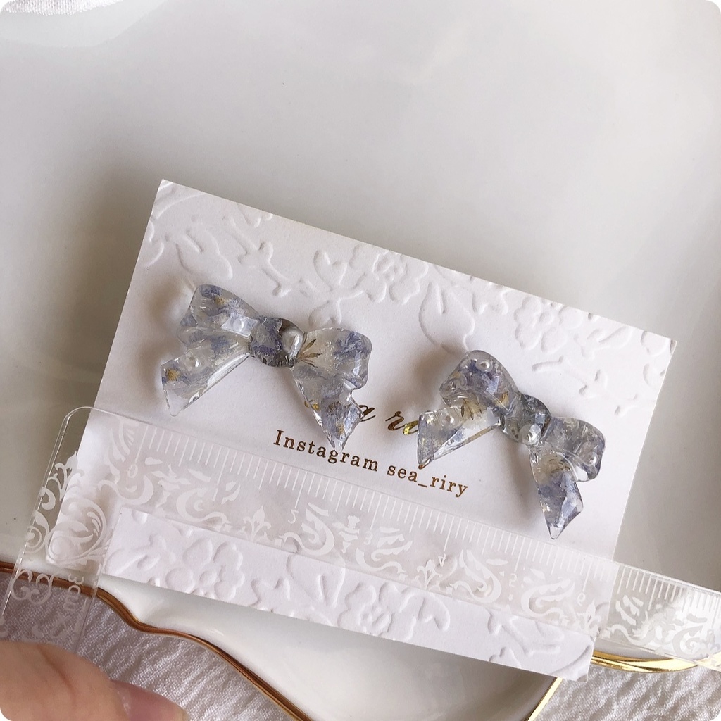 no.16 ドライフラワーのリボンピアス デルフィニウム かすみ草 ribbon アイスブルー レジンピアス ハンドメイドピアス