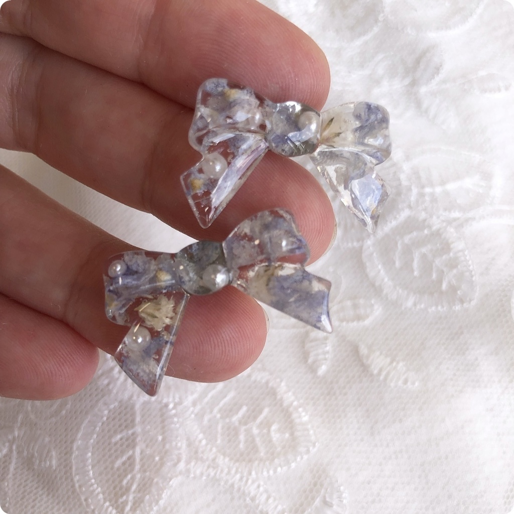 no.16 ドライフラワーのリボンピアス デルフィニウム かすみ草 ribbon アイスブルー レジンピアス ハンドメイドピアス