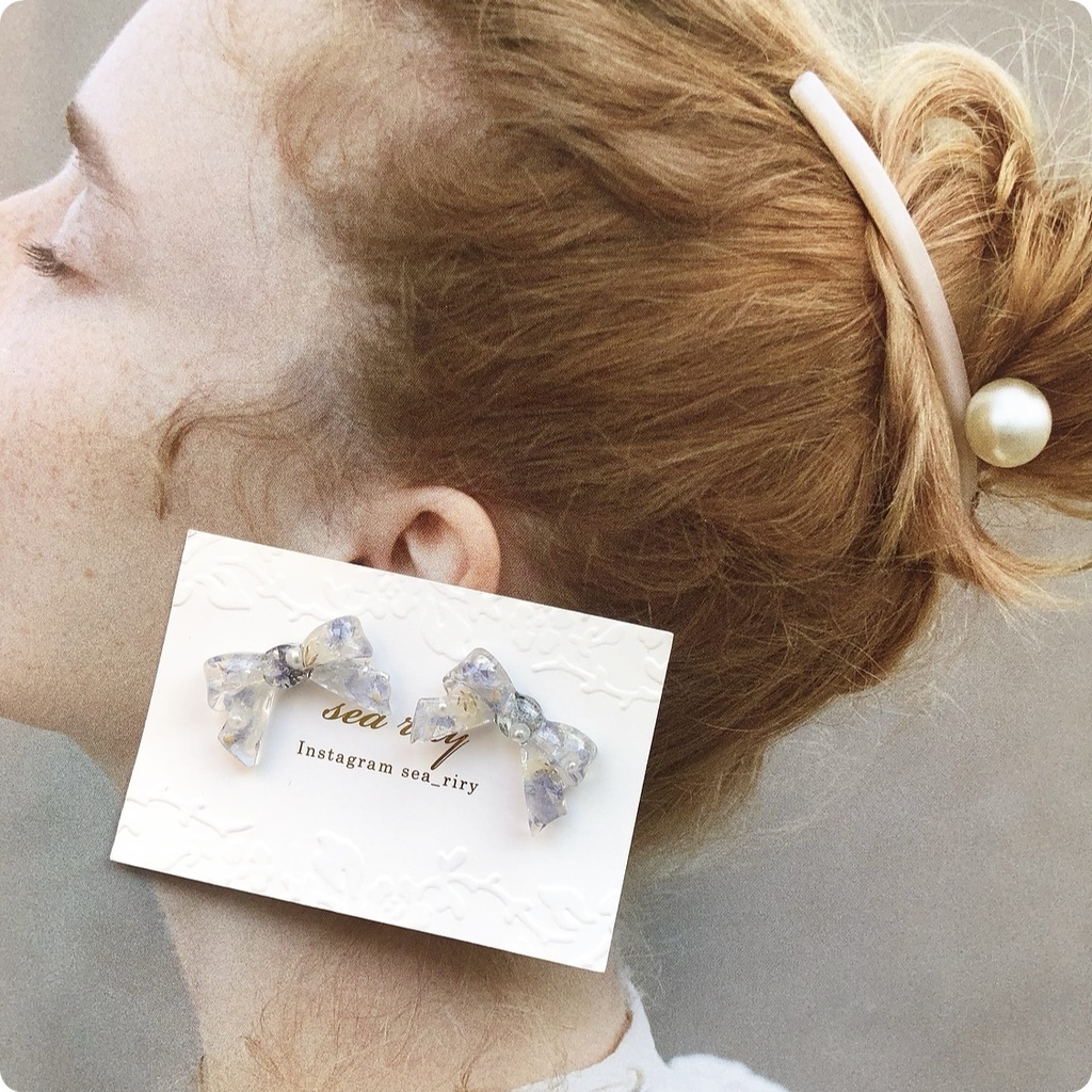 no.16 ドライフラワーのリボンピアス デルフィニウム かすみ草 ribbon アイスブルー レジンピアス ハンドメイドピアス