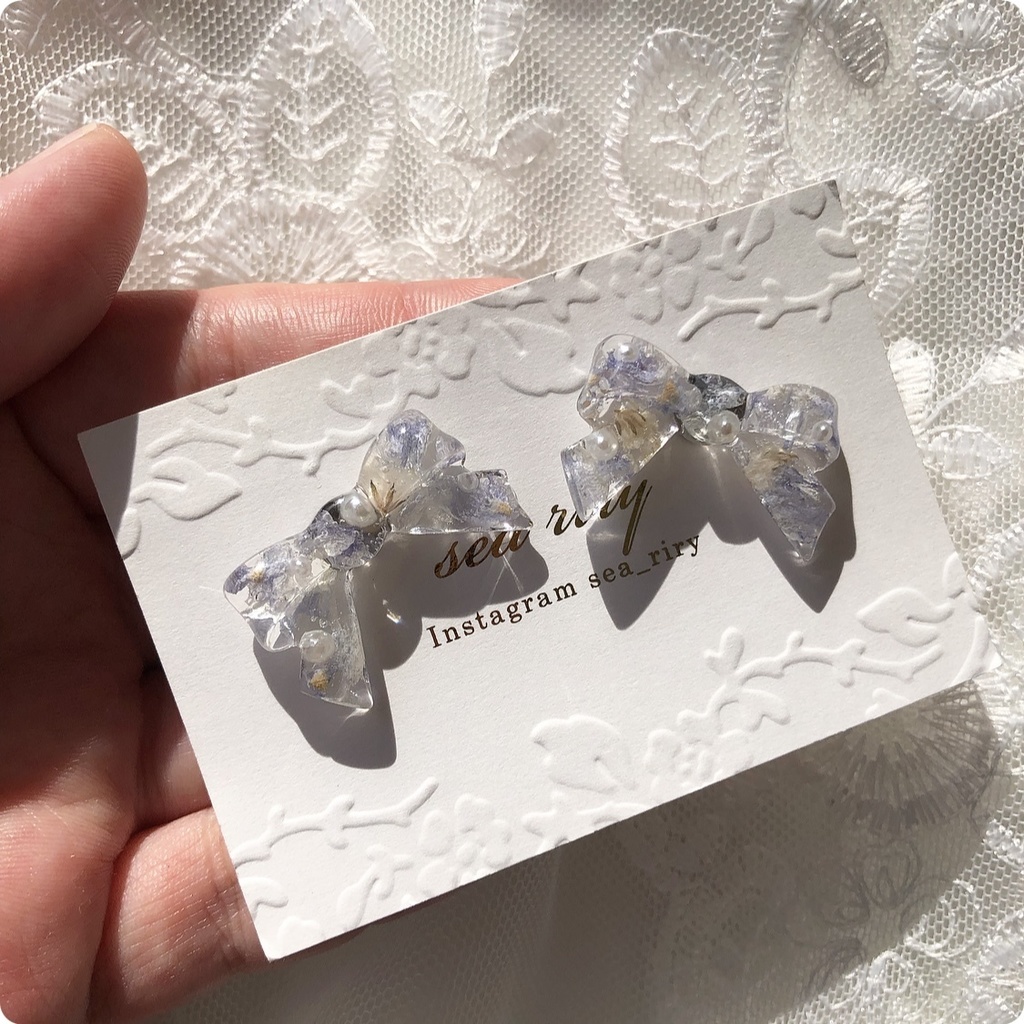 no.16 ドライフラワーのリボンピアス デルフィニウム かすみ草 ribbon アイスブルー レジンピアス ハンドメイドピアス