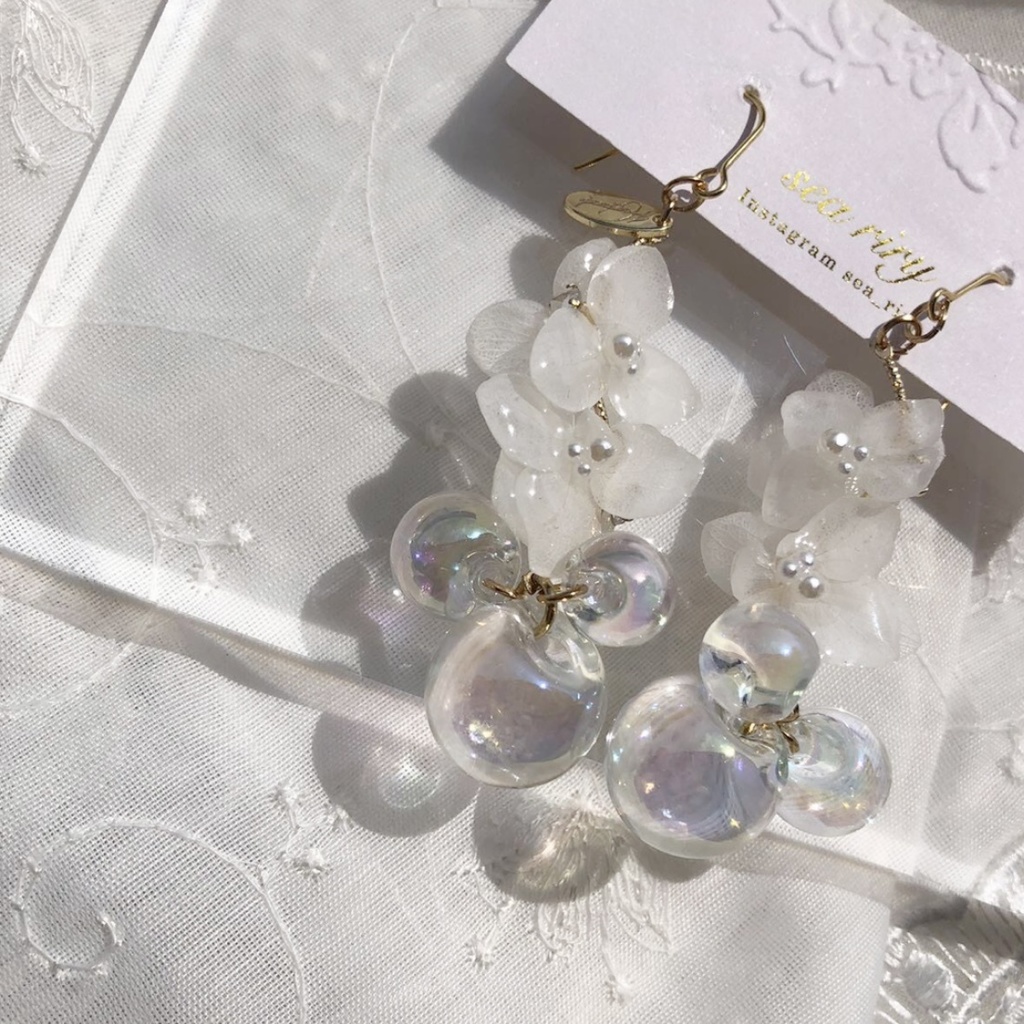 no.26 再販 flower bubble 紫陽花としゃぼん玉のゆらゆらピアス クリア オーロラ スズマル レジンピアス イヤリング