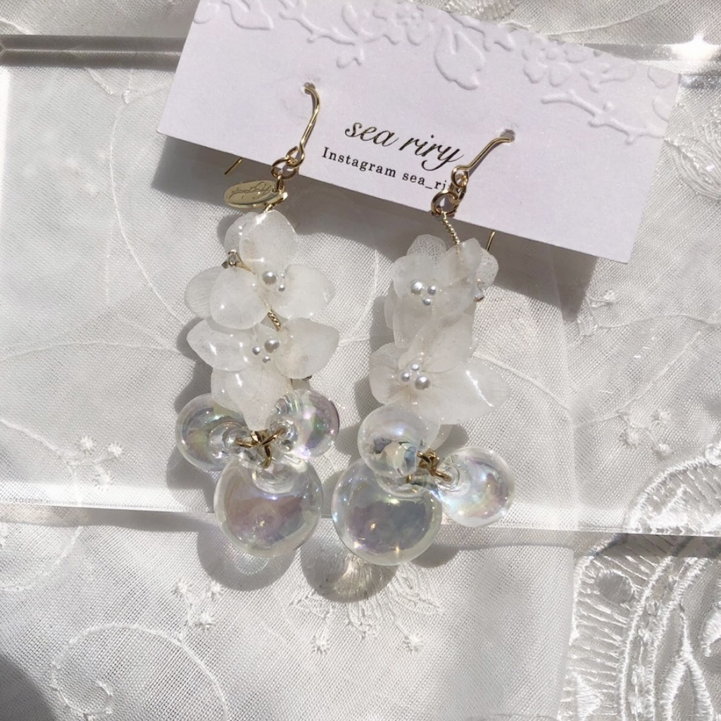 no.26 再販 flower bubble 紫陽花としゃぼん玉のゆらゆらピアス クリア オーロラ スズマル レジンピアス イヤリング