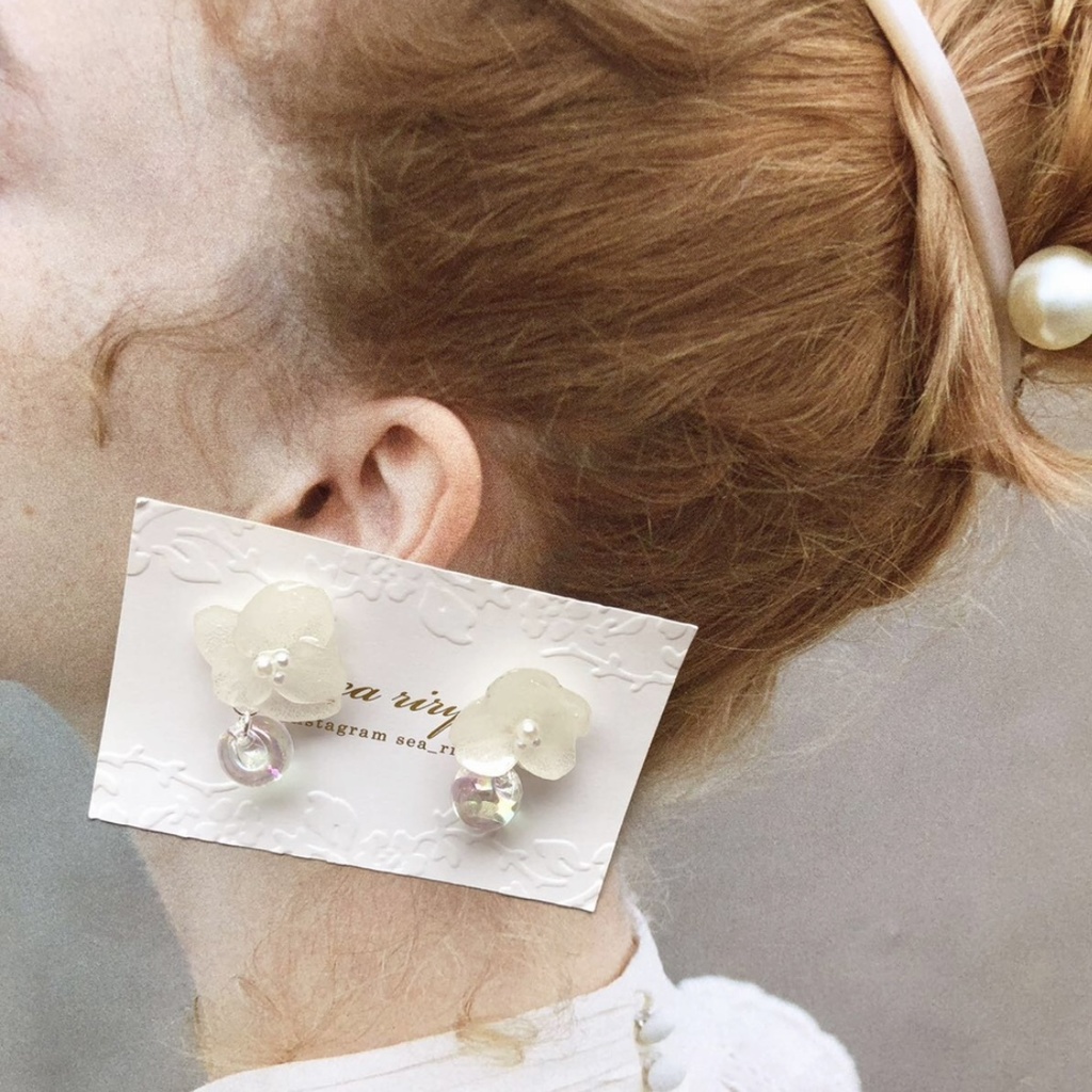 no.44 sale 紫陽花とクリアオーロラのゆらゆらピアス スズマルビーズ アジサイ パール レジンピアス
