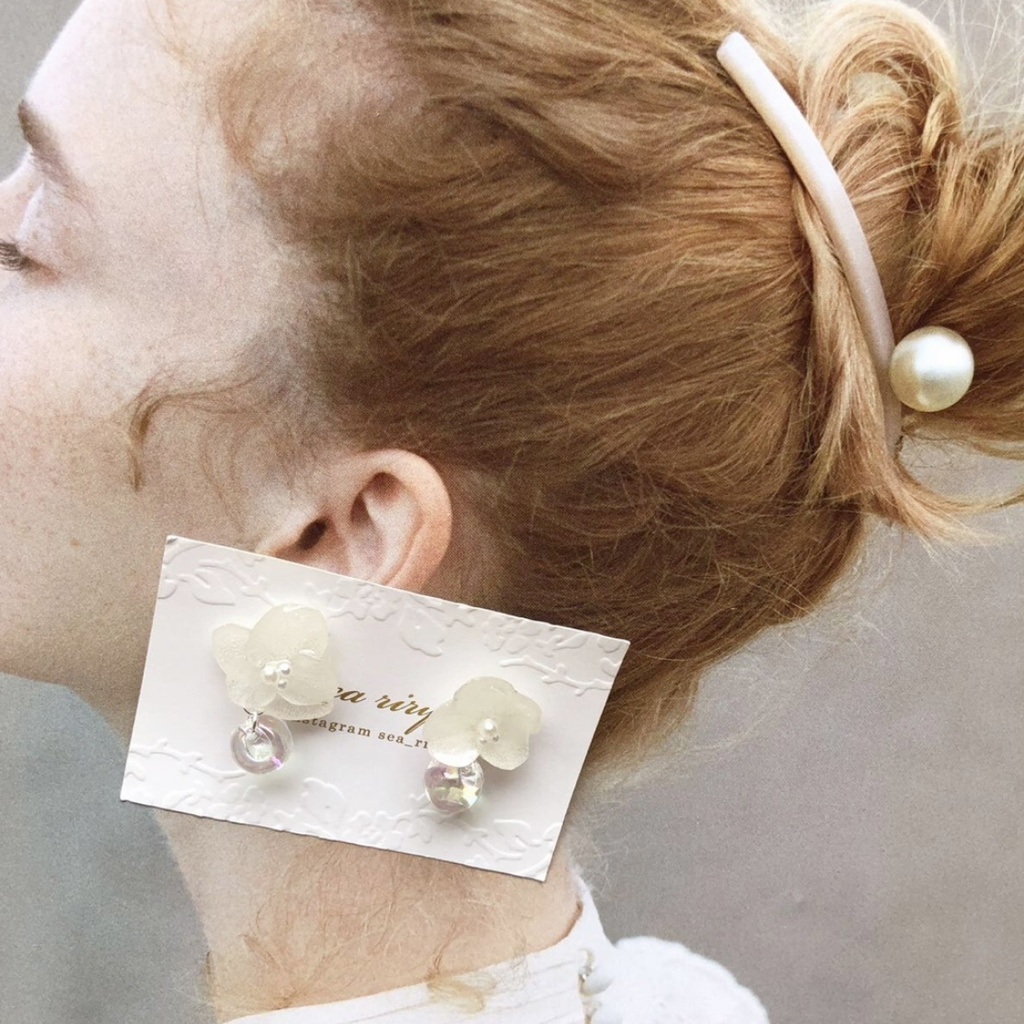 no.44 sale 紫陽花とクリアオーロラのゆらゆらピアス スズマルビーズ アジサイ パール レジンピアス