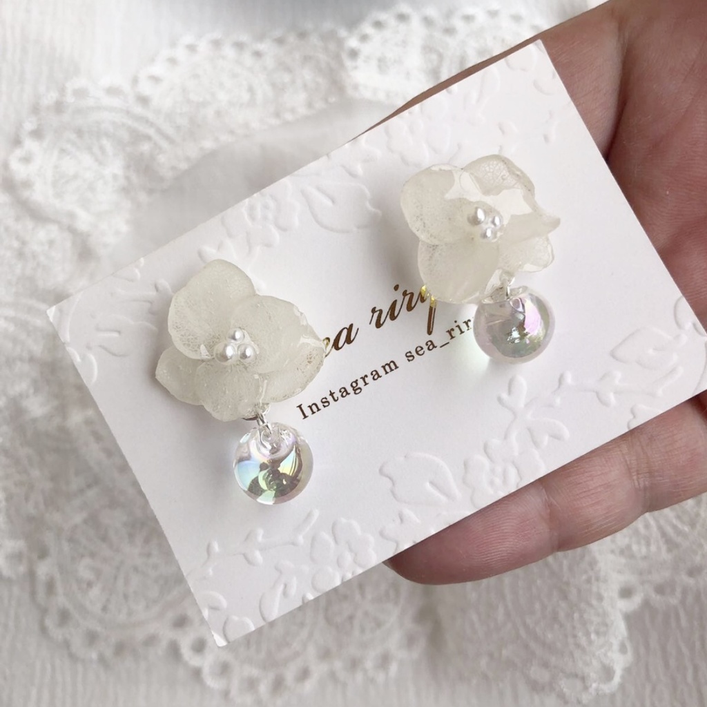 no.44 sale 紫陽花とクリアオーロラのゆらゆらピアス スズマルビーズ アジサイ パール レジンピアス