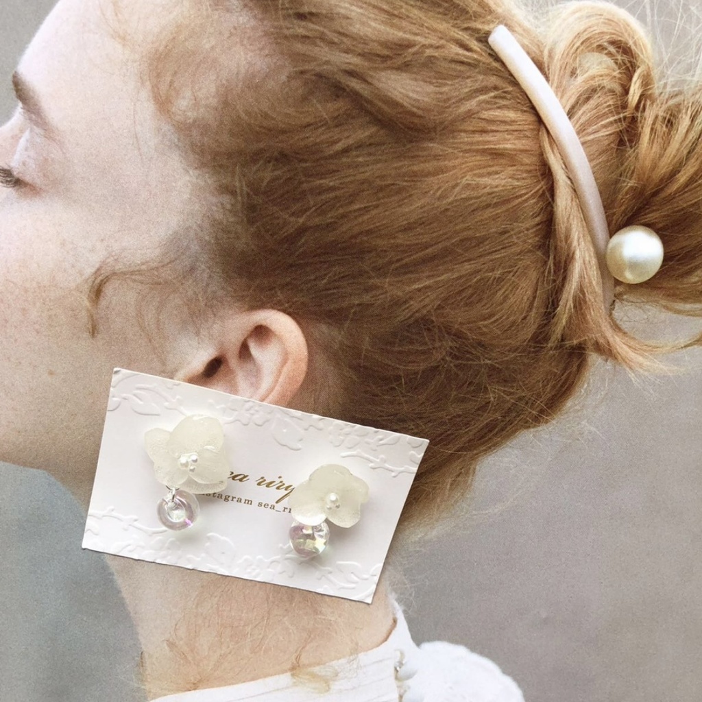 no.44 sale 紫陽花とクリアオーロラのゆらゆらピアス スズマルビーズ アジサイ パール レジンピアス