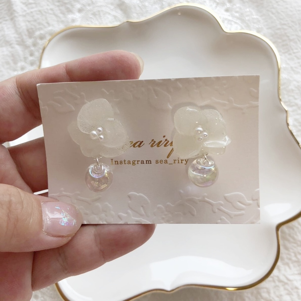 no.44 sale 紫陽花とクリアオーロラのゆらゆらピアス スズマルビーズ アジサイ パール レジンピアス