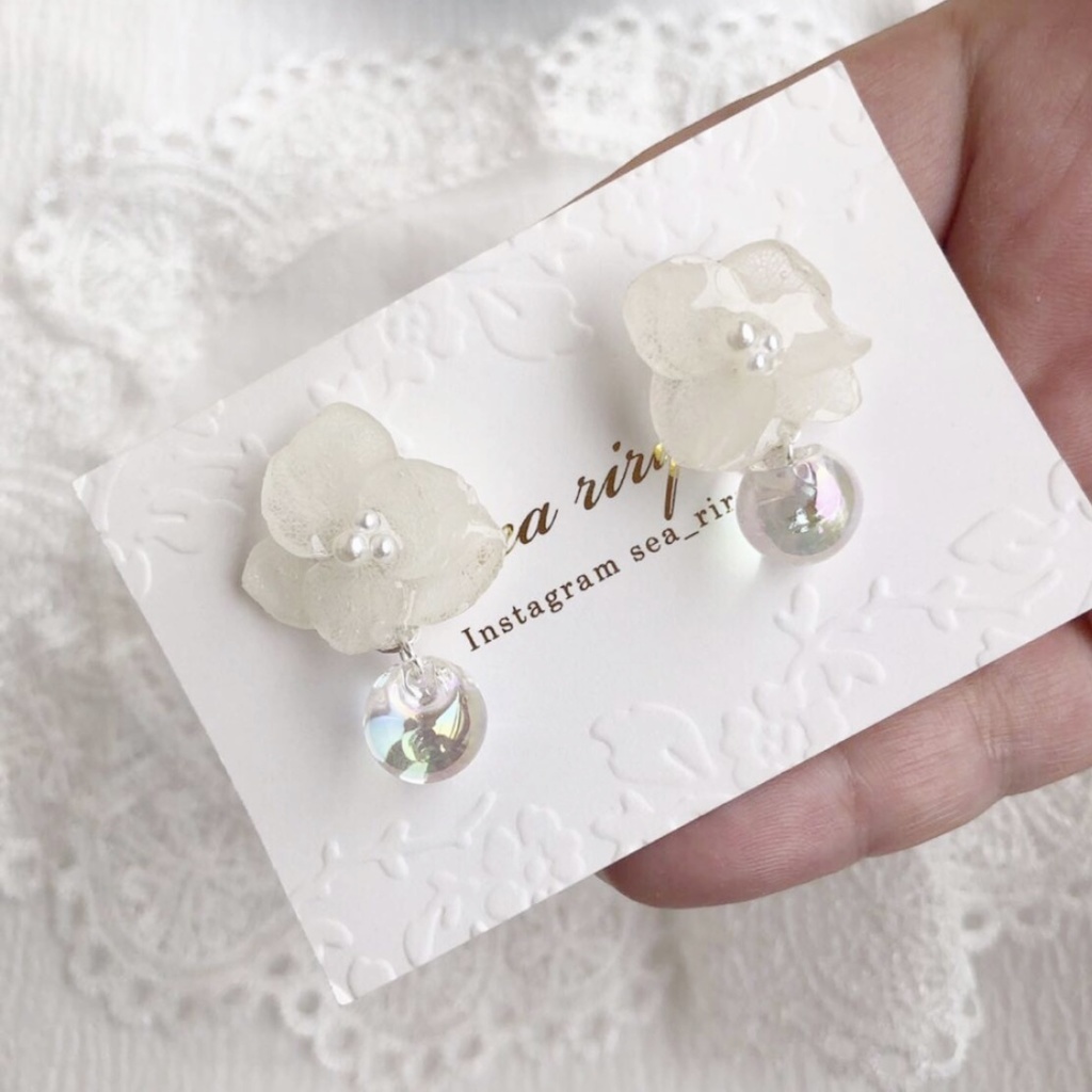 no.44 sale 紫陽花とクリアオーロラのゆらゆらピアス スズマルビーズ アジサイ パール レジンピアス