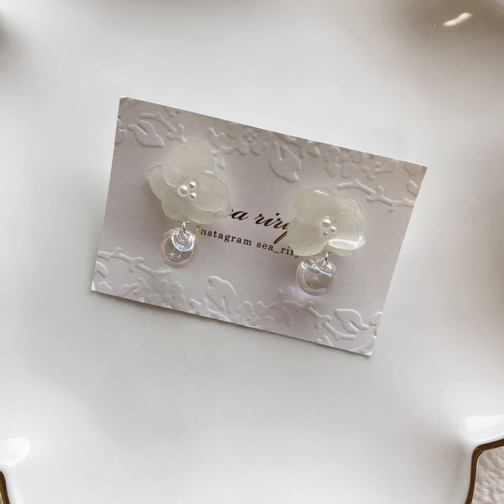 no.44 sale 紫陽花とクリアオーロラのゆらゆらピアス スズマルビーズ アジサイ パール レジンピアス