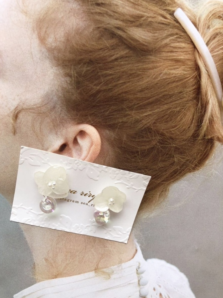 no.44 sale 紫陽花とクリアオーロラのゆらゆらピアス スズマルビーズ アジサイ パール レジンピアス