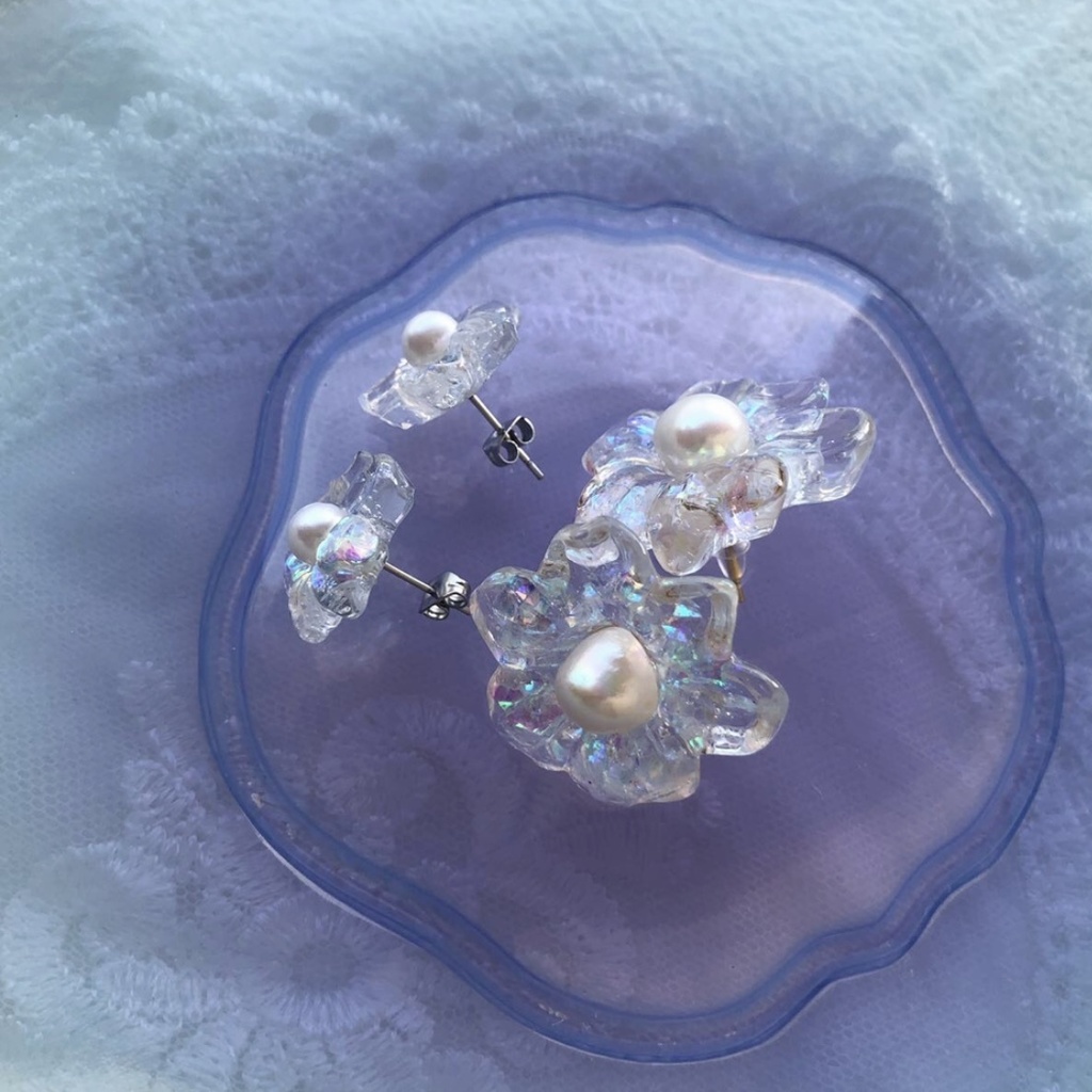 no.48 淡水パールとクリアオーロラのフラワーピアス レジンピアス クリア オーロラ ハンドメイドピアス