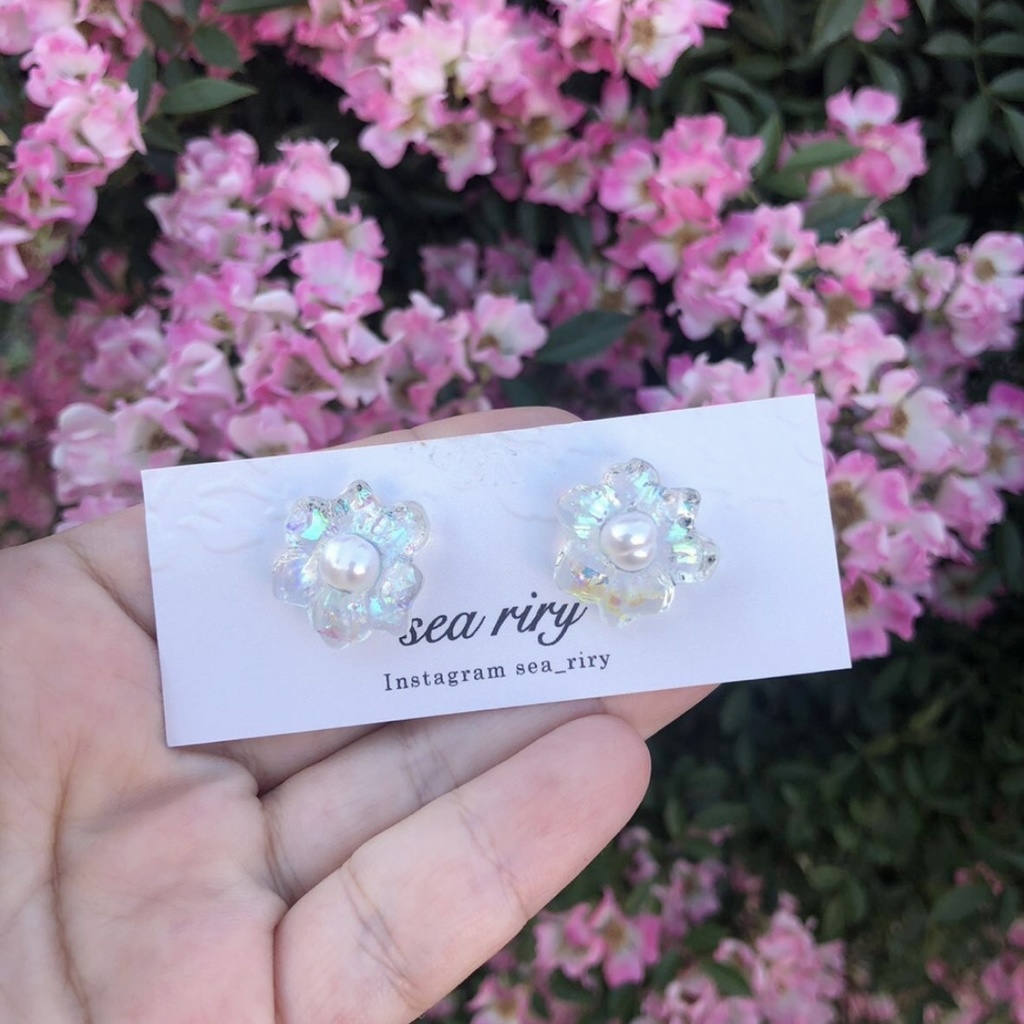 no.48 淡水パールとクリアオーロラのフラワーピアス レジンピアス クリア オーロラ ハンドメイドピアス