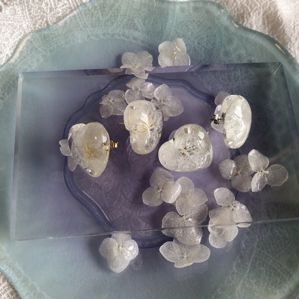 no.52 再販 紫陽花のクリアハートピアス アジサイ ホワイトアナベル ハート レジン ピアス ハンドメイド