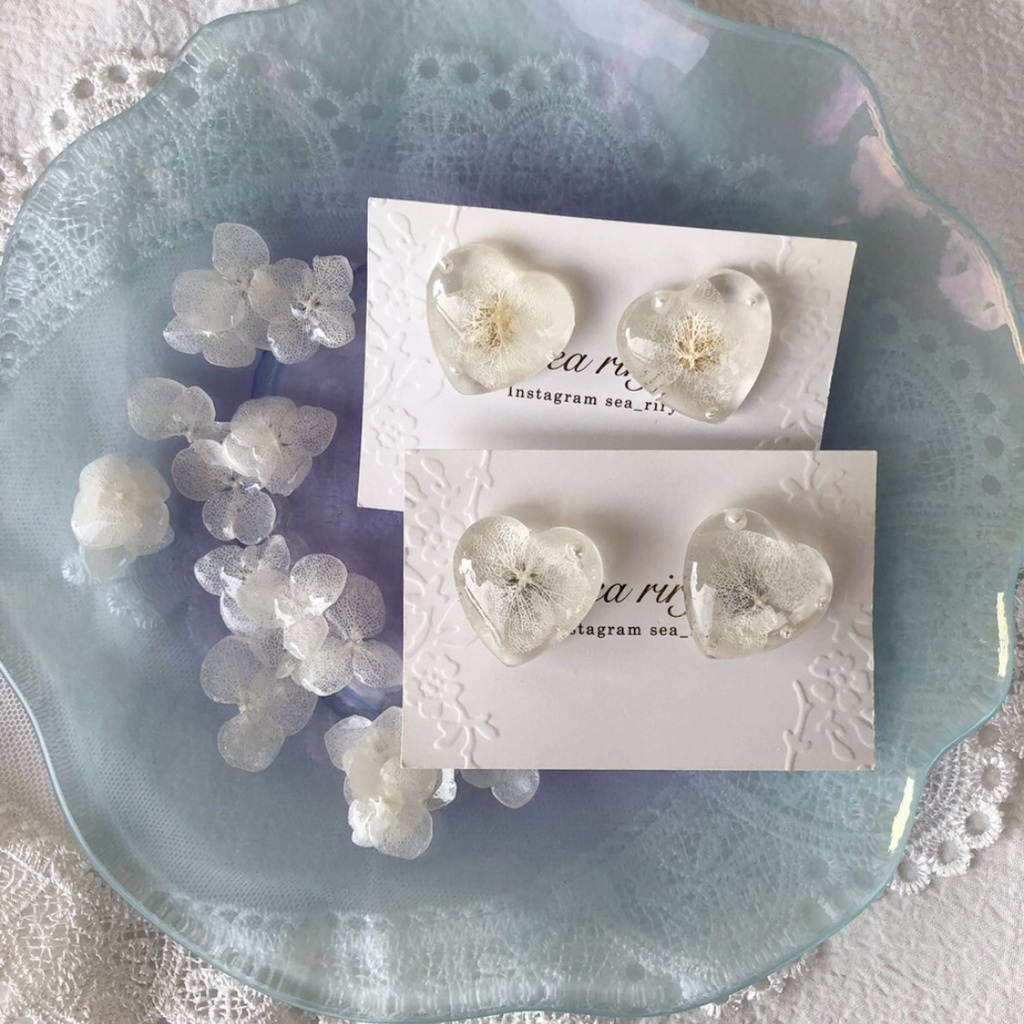 no.52 再販 紫陽花のクリアハートピアス アジサイ ホワイトアナベル ハート レジン ピアス ハンドメイド