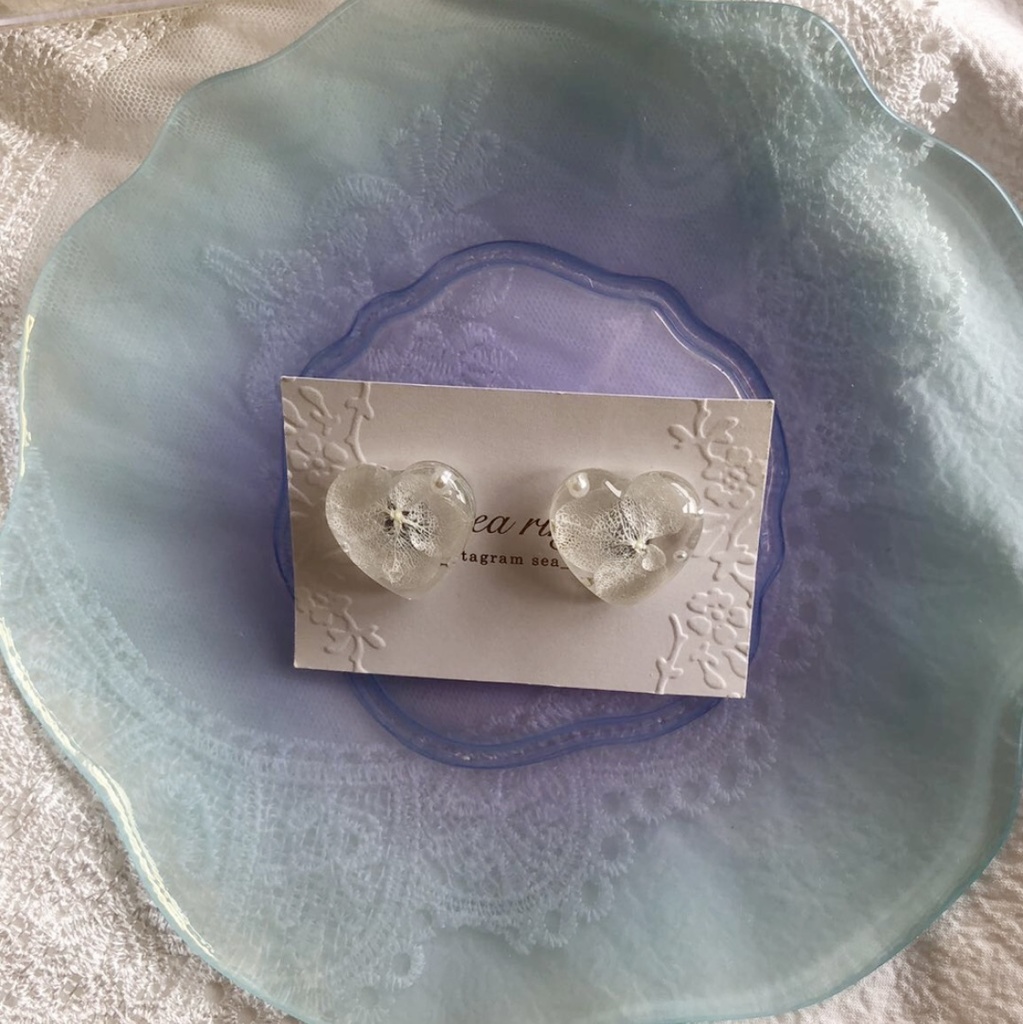 no.52 再販 紫陽花のクリアハートピアス アジサイ ホワイトアナベル ハート レジン ピアス ハンドメイド