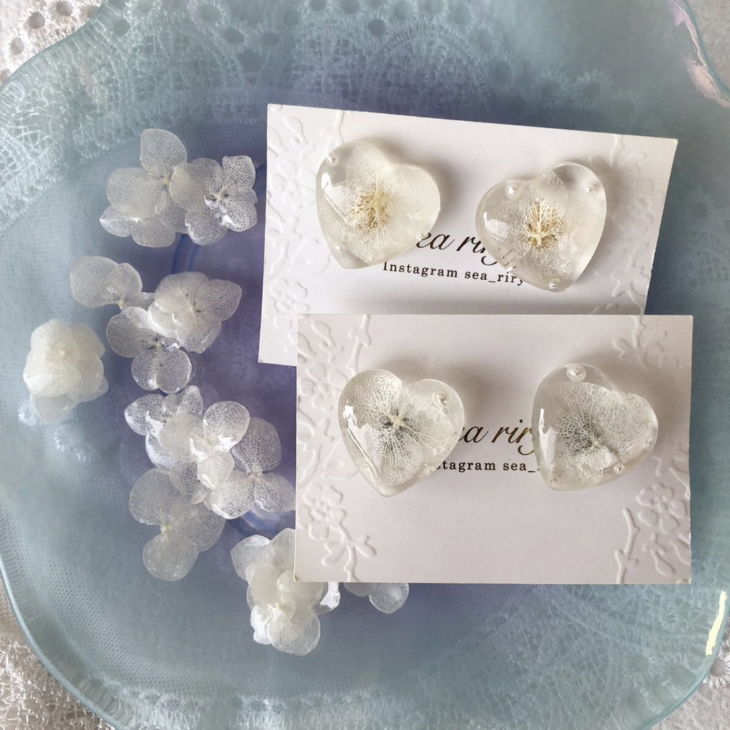 no.52 再販 紫陽花のクリアハートピアス アジサイ ホワイトアナベル ハート レジン ピアス ハンドメイド