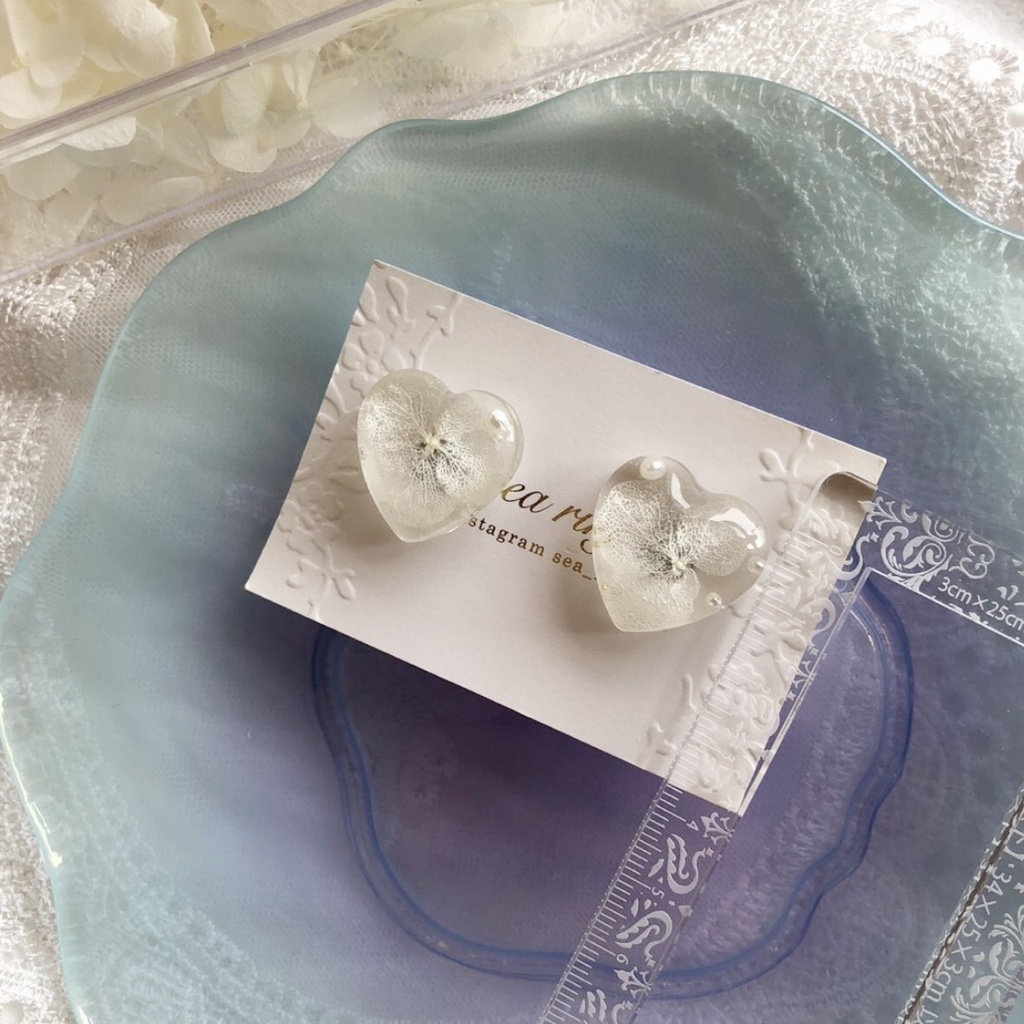 no.52 再販 紫陽花のクリアハートピアス アジサイ ホワイトアナベル ハート レジン ピアス ハンドメイド