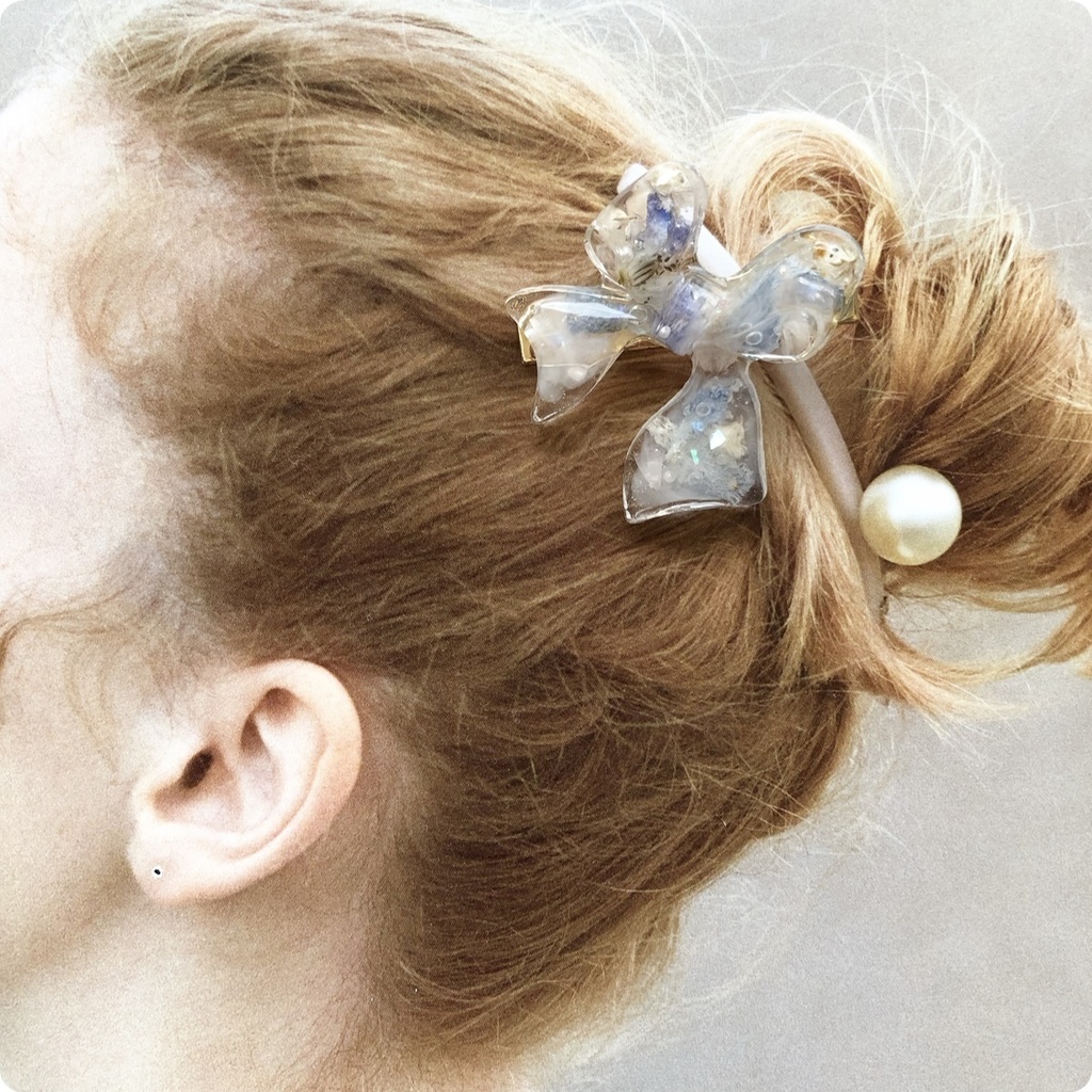 no.54 デルフィニウムとかすみ草のリボンヘアクリップ ドライフラワー ribbon 淡色 ブルー レジン ヘアクリップ ハンドメイド