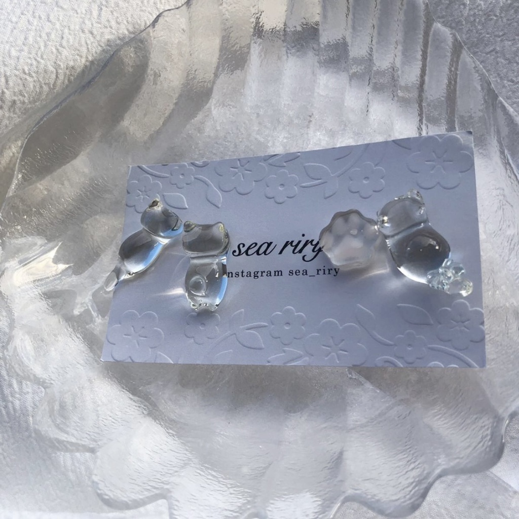 no.68 つやつや氷みたいなねこちゃん 猫 クリア 氷 クリアブルー リボン 肉きゅう レジンピアス イヤリング