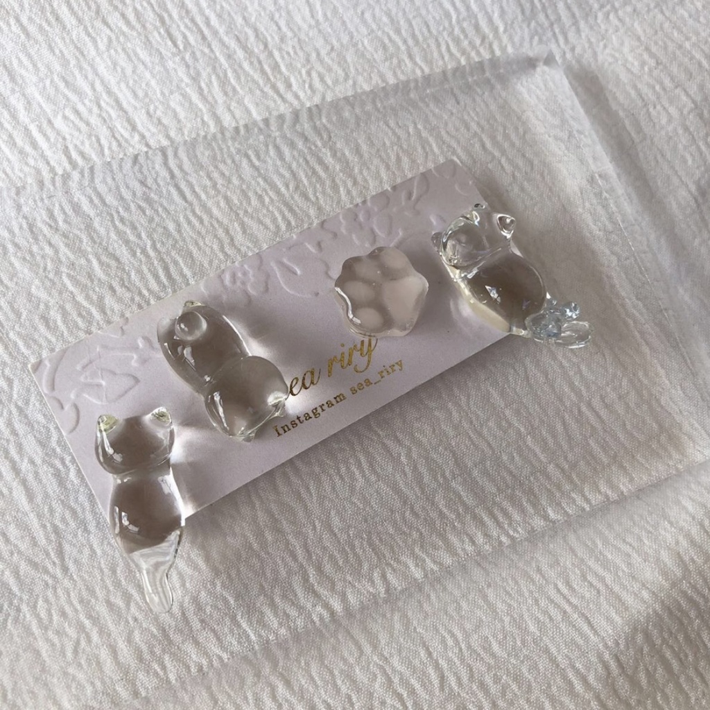 no.68 つやつや氷みたいなねこちゃん 猫 クリア 氷 クリアブルー リボン 肉きゅう レジンピアス イヤリング