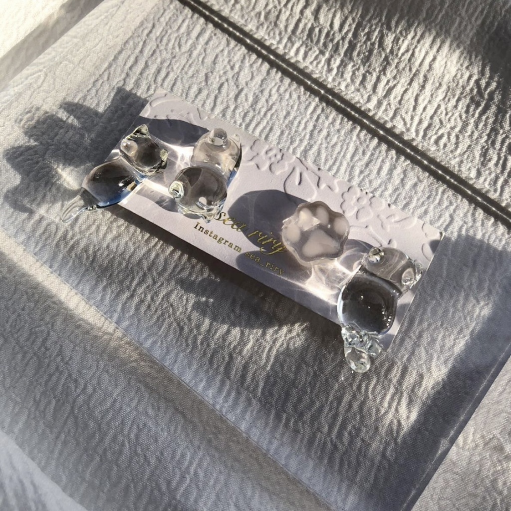 no.68 つやつや氷みたいなねこちゃん 猫 クリア 氷 クリアブルー リボン 肉きゅう レジンピアス イヤリング