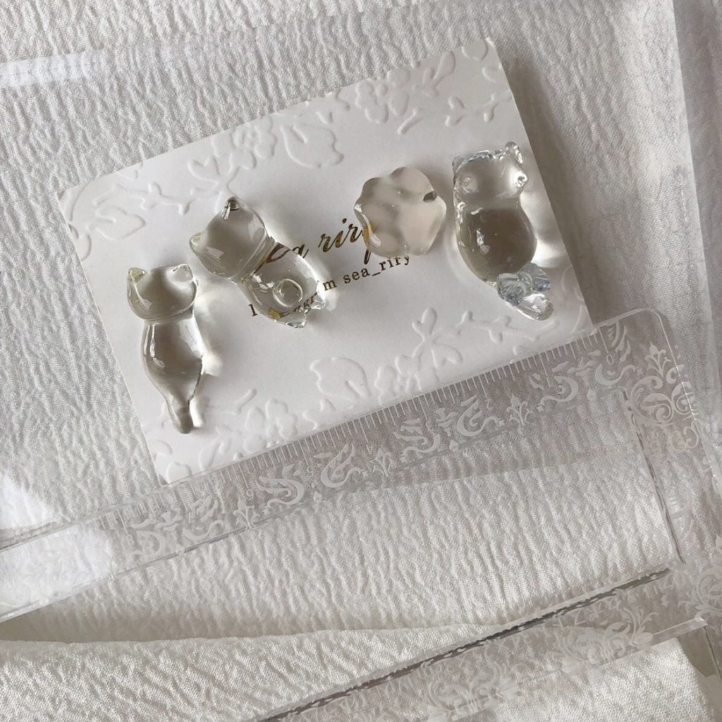 no.68 つやつや氷みたいなねこちゃん 猫 クリア 氷 クリアブルー リボン 肉きゅう レジンピアス イヤリング