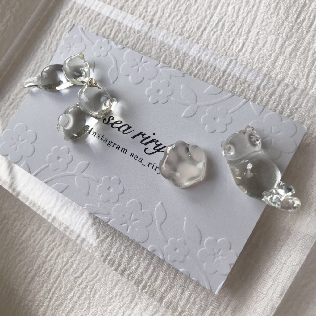 no.68 つやつや氷みたいなねこちゃん 猫 クリア 氷 クリアブルー リボン 肉きゅう レジンピアス イヤリング