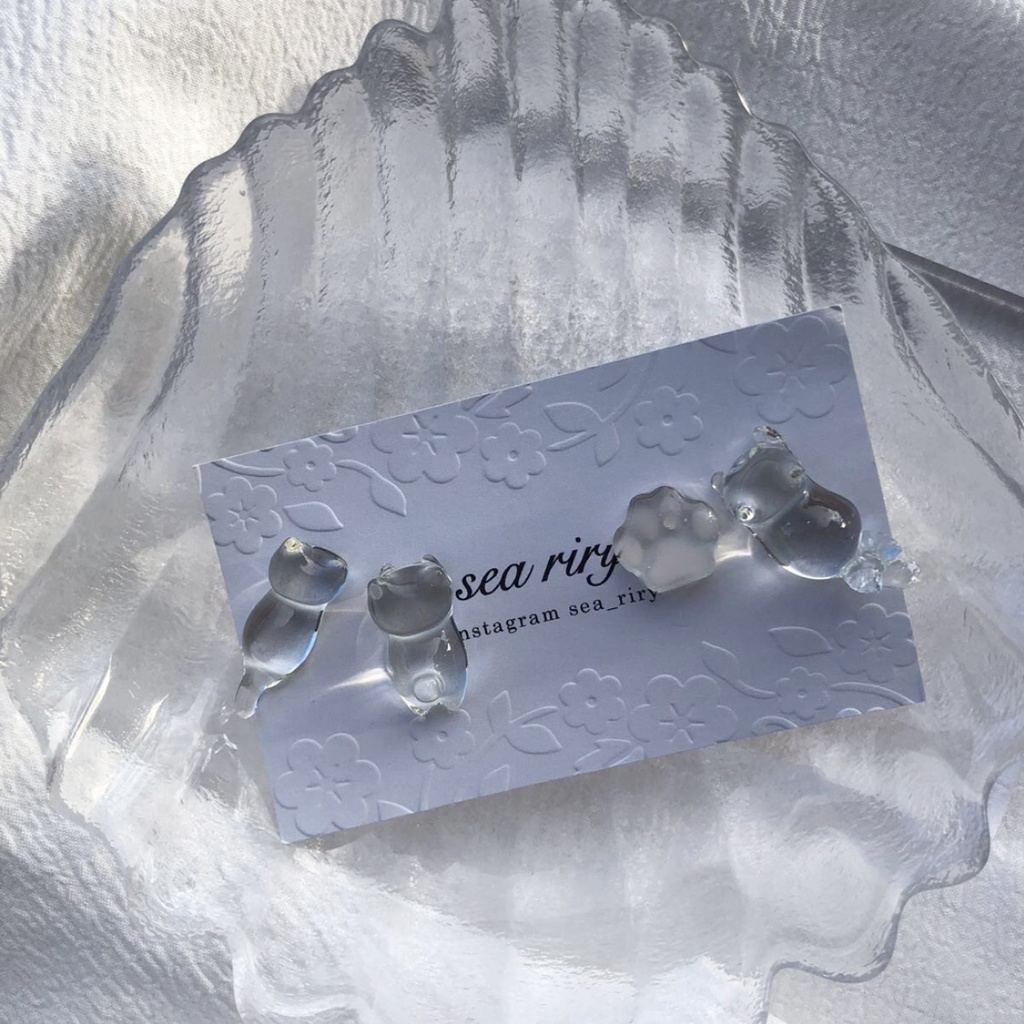 no.68 つやつや氷みたいなねこちゃん 猫 クリア 氷 クリアブルー リボン 肉きゅう レジンピアス イヤリング