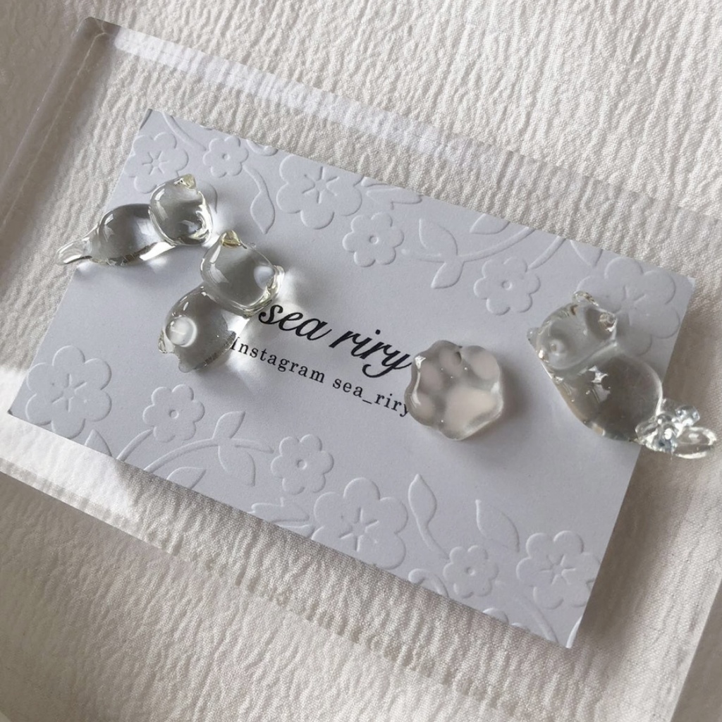 no.68 つやつや氷みたいなねこちゃん 猫 クリア 氷 クリアブルー リボン 肉きゅう レジンピアス イヤリング