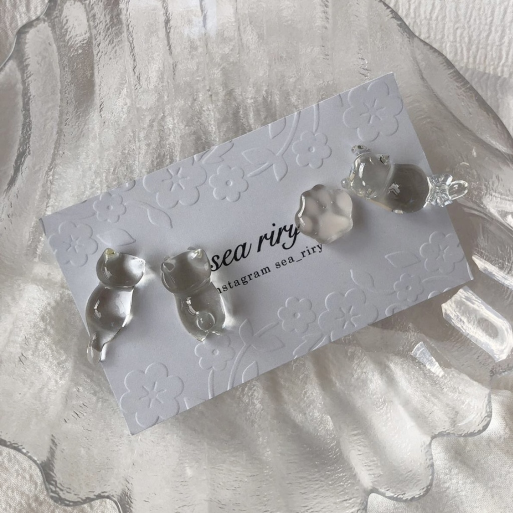 no.68 つやつや氷みたいなねこちゃん 猫 クリア 氷 クリアブルー リボン 肉きゅう レジンピアス イヤリング