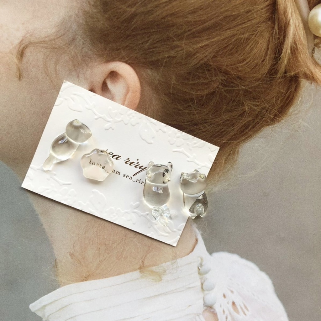 no.68 つやつや氷みたいなねこちゃん 猫 クリア 氷 クリアブルー リボン 肉きゅう レジンピアス イヤリング