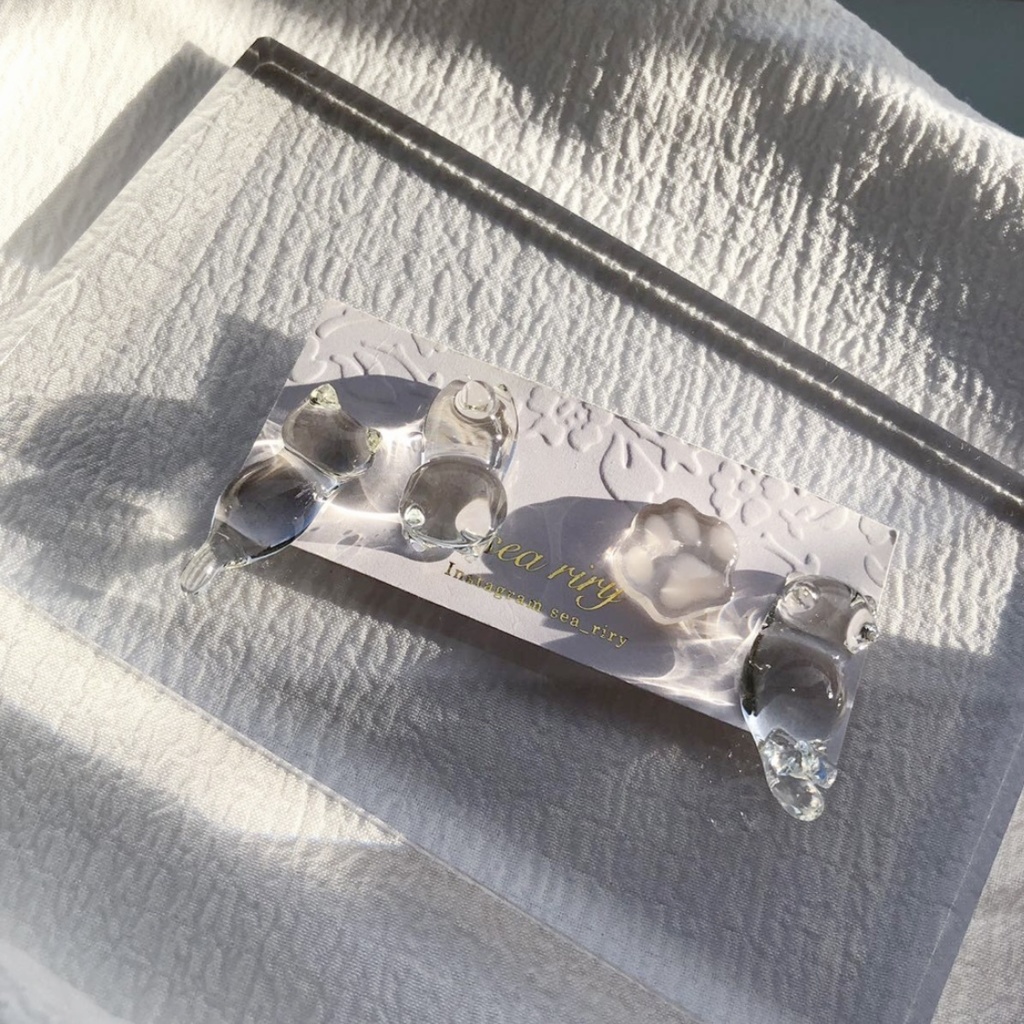 no.68 つやつや氷みたいなねこちゃん 猫 クリア 氷 クリアブルー リボン 肉きゅう レジンピアス イヤリング