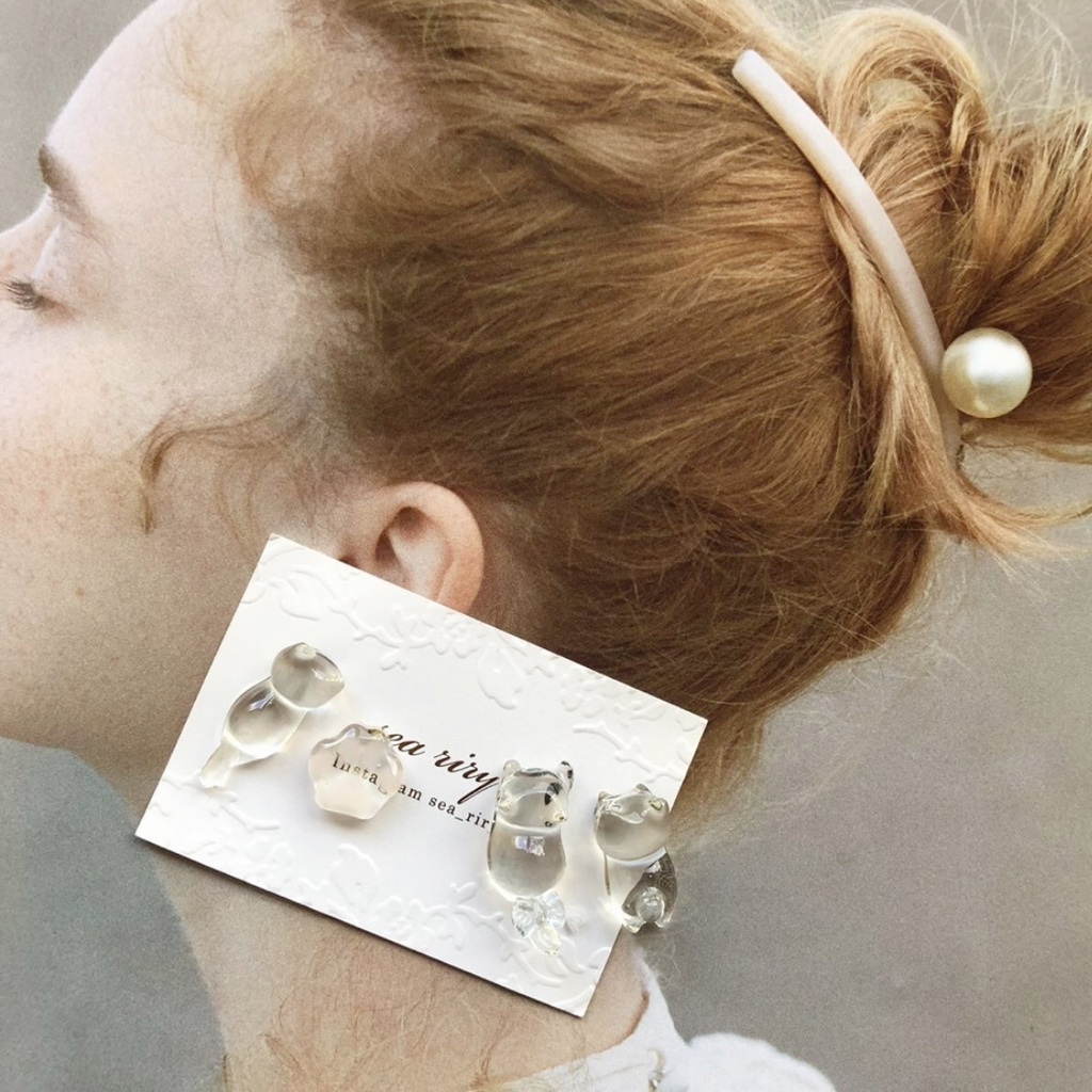 no.68 つやつや氷みたいなねこちゃん 猫 クリア 氷 クリアブルー リボン 肉きゅう レジンピアス イヤリング