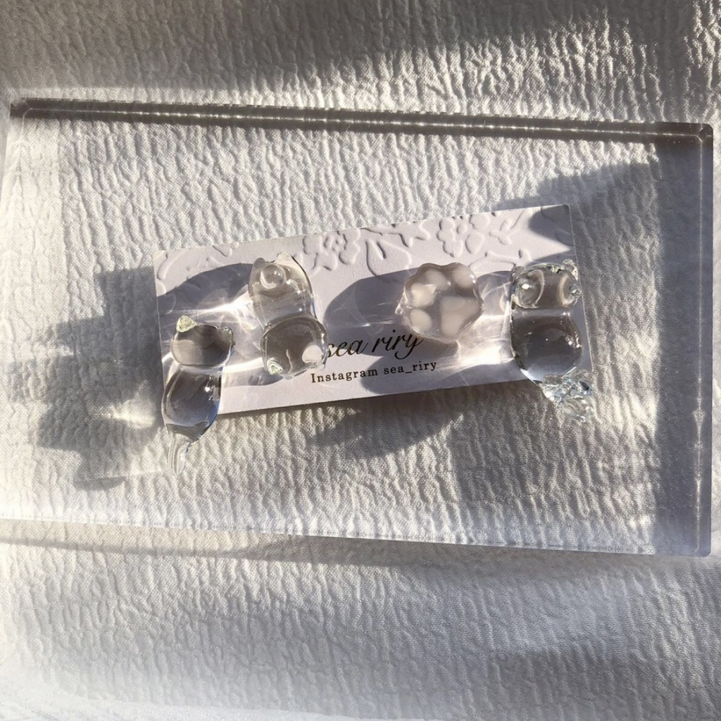 no.68 つやつや氷みたいなねこちゃん 猫 クリア 氷 クリアブルー リボン 肉きゅう レジンピアス イヤリング