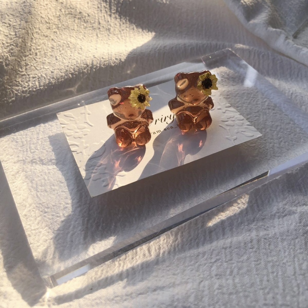 no.69 限定 sale こんがり日焼けしたひまわりくまさん 向日葵 スターフラワー くまさん teddybear レジンピアス イヤリング ハンドメイド
