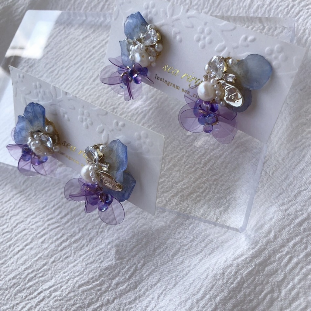 no.70 再販 ラスト一点 ネモフィラの花びら蝶々のビジューピアス ネモフィラ ビジューピアス ハンドメイドピアス