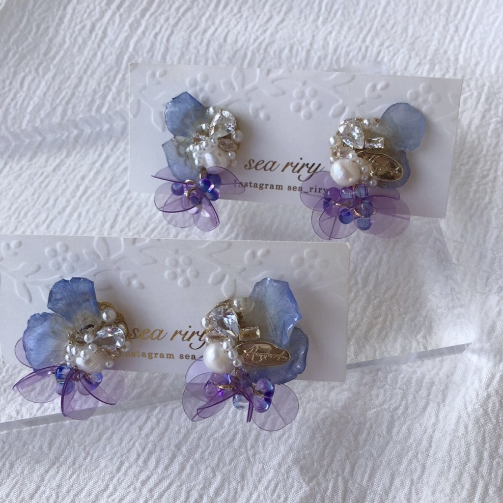 no.70 再販 ラスト一点 ネモフィラの花びら蝶々のビジューピアス ネモフィラ ビジューピアス ハンドメイドピアス