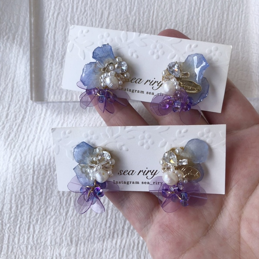 no.70 再販 ラスト一点 ネモフィラの花びら蝶々のビジューピアス ネモフィラ ビジューピアス ハンドメイドピアス