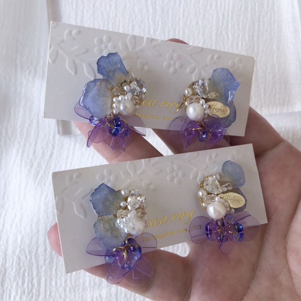 no.70 再販 ラスト一点 ネモフィラの花びら蝶々のビジューピアス ネモフィラ ビジューピアス ハンドメイドピアス