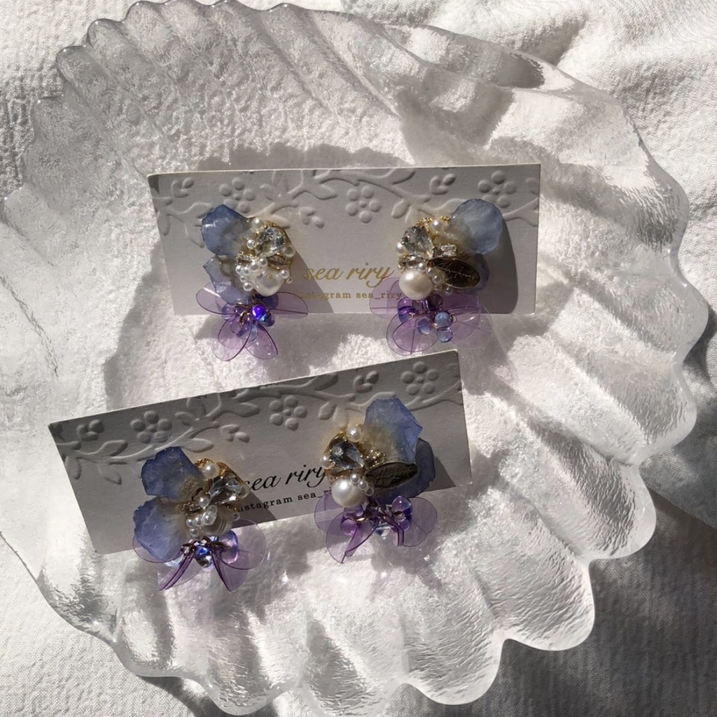 no.70 再販 ラスト一点 ネモフィラの花びら蝶々のビジューピアス ネモフィラ ビジューピアス ハンドメイドピアス