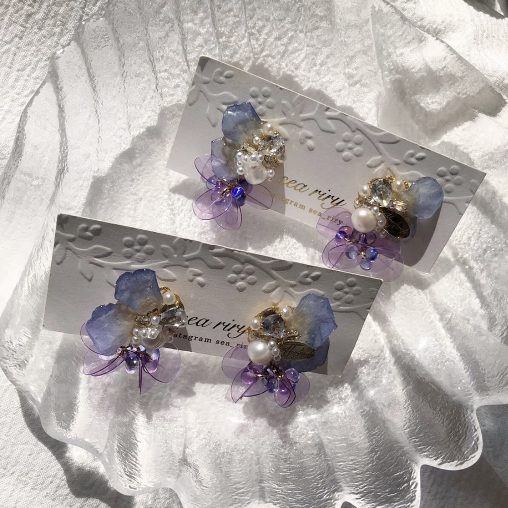 no.70 再販 ラスト一点 ネモフィラの花びら蝶々のビジューピアス ネモフィラ ビジューピアス ハンドメイドピアス