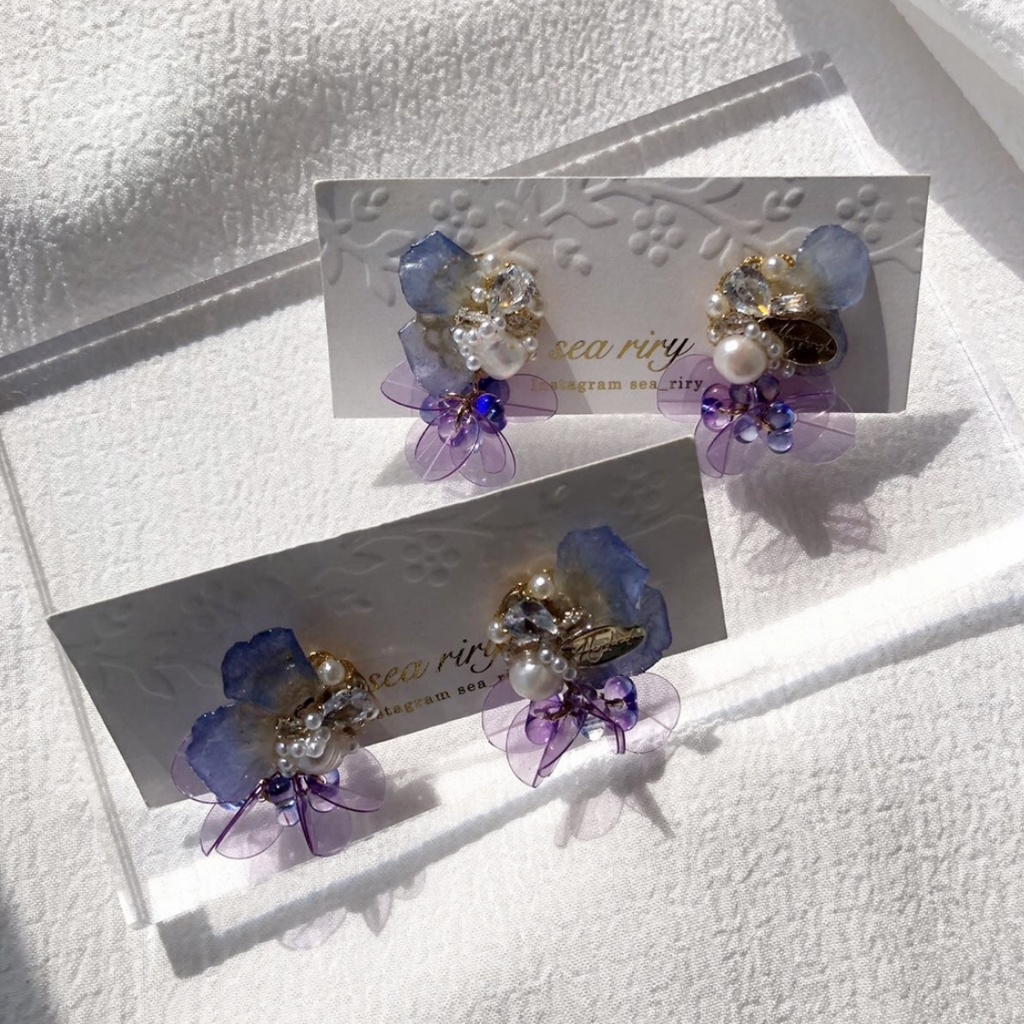 no.70 再販 ラスト一点 ネモフィラの花びら蝶々のビジューピアス ネモフィラ ビジューピアス ハンドメイドピアス