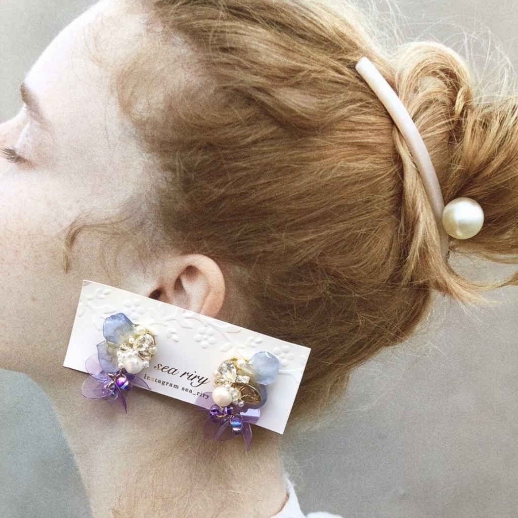 no.70 再販 ラスト一点 ネモフィラの花びら蝶々のビジューピアス ネモフィラ ビジューピアス ハンドメイドピアス