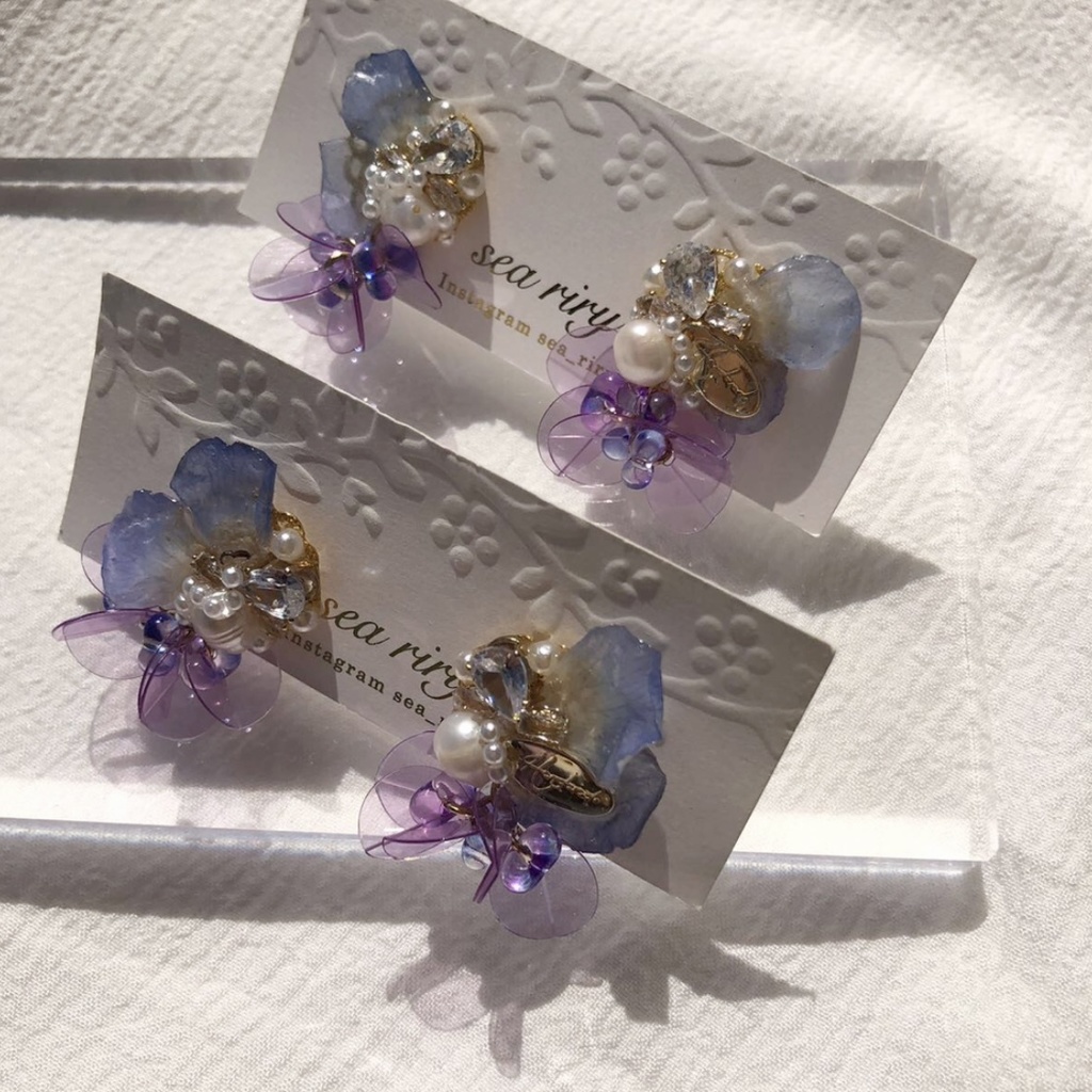 no.70 再販 ラスト一点 ネモフィラの花びら蝶々のビジューピアス ネモフィラ ビジューピアス ハンドメイドピアス