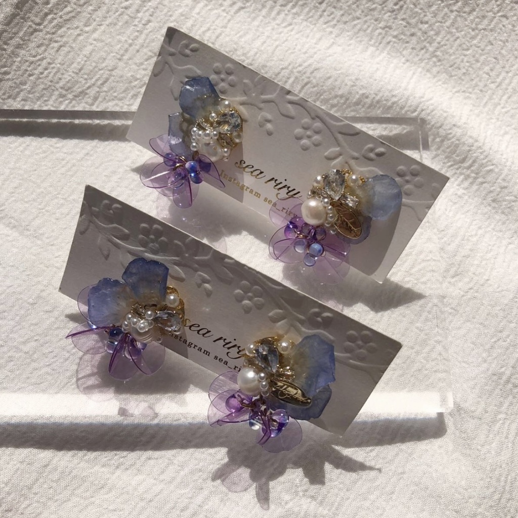 no.70 再販 ラスト一点 ネモフィラの花びら蝶々のビジューピアス ネモフィラ ビジューピアス ハンドメイドピアス