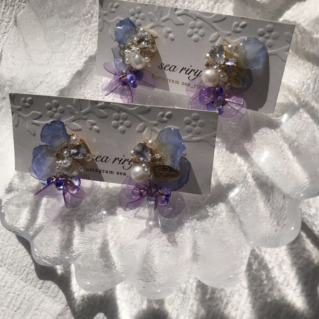 no.70 再販 ラスト一点 ネモフィラの花びら蝶々のビジューピアス ネモフィラ ビジューピアス ハンドメイドピアス